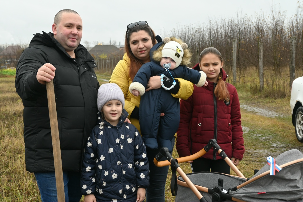 25 семей из Чернянки приняли участие в высадке деревьев на Аллее новорождённых.