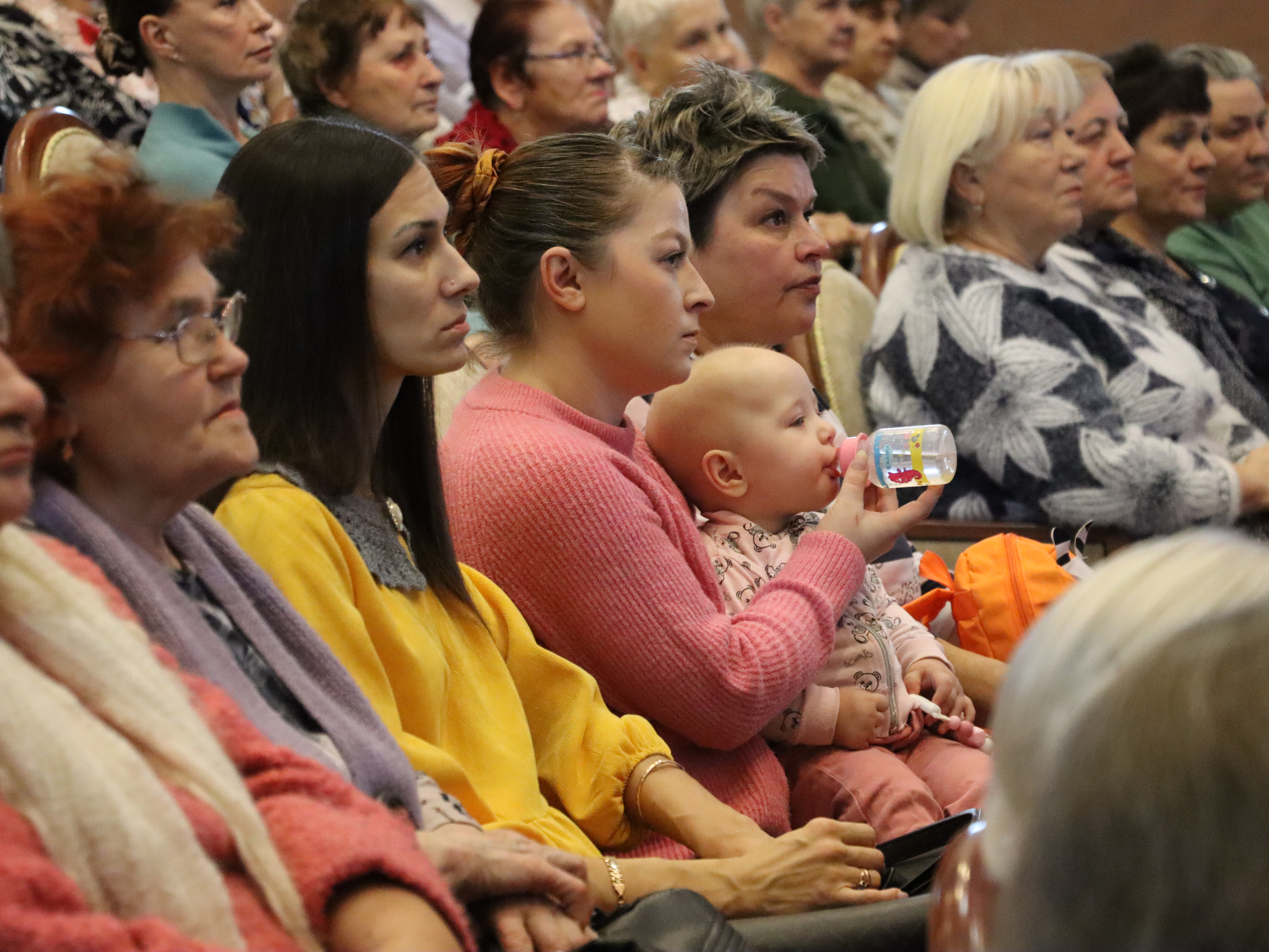 В Чернянском муниципальном округе тепло отметили День матери.