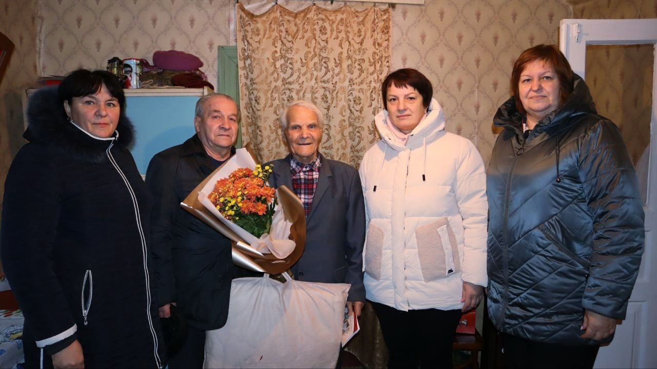 Сегодня глава приехала поздравить ветерана Великой Отечественной войны Овчарова Ивана Винидиктовича с его 98-летием