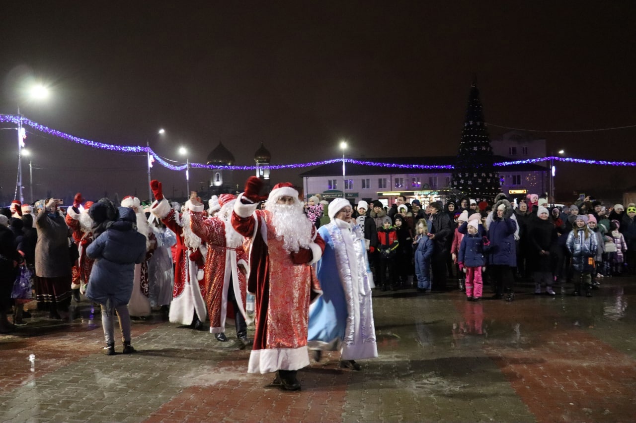 В центре посёлка прошел парад Дедов Морозов и Снегурочек, во время которого прошло торжественное открытие главной ёлки нашего района