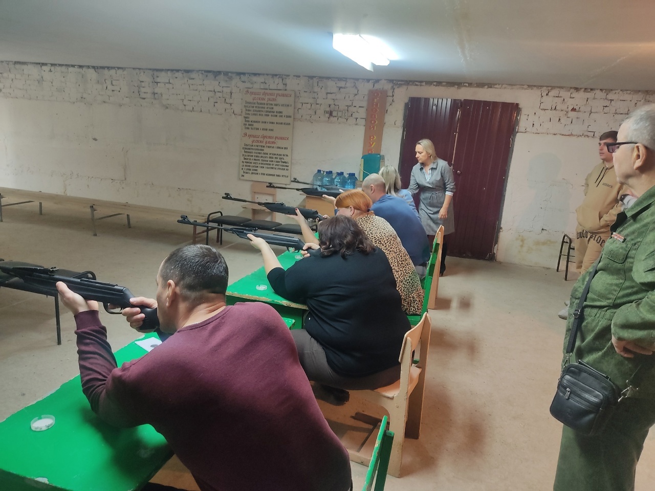 Сотрудники Управления социальной защиты населения Чернянского района приняли участие в сдаче норм ГТО по пулевой стрельбе.