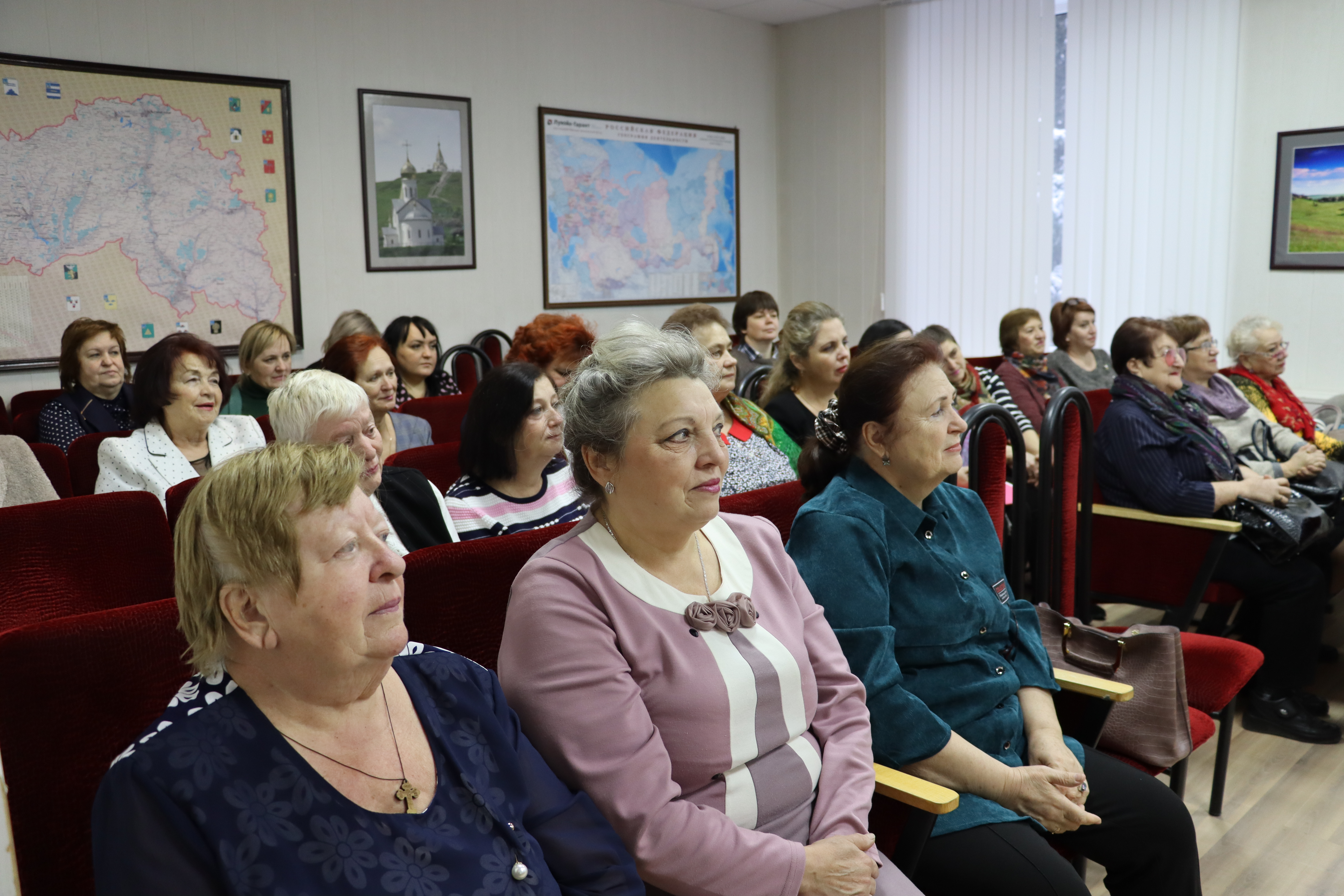 В рамках встреч с некоммерческими организациями Татьяна Круглякова встретилась с представителями Чернянского районного Совета женщин