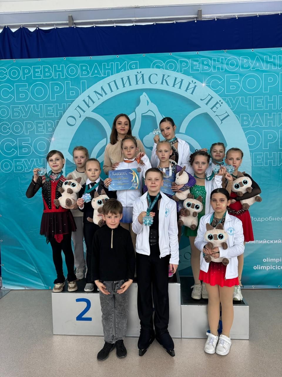 14 молодых спортсменов из Чернянского района приняли участие в соревнованиях по фигурному катанию на коньках и в фестивале «Олимпийский Лёд» в г. Сочи.