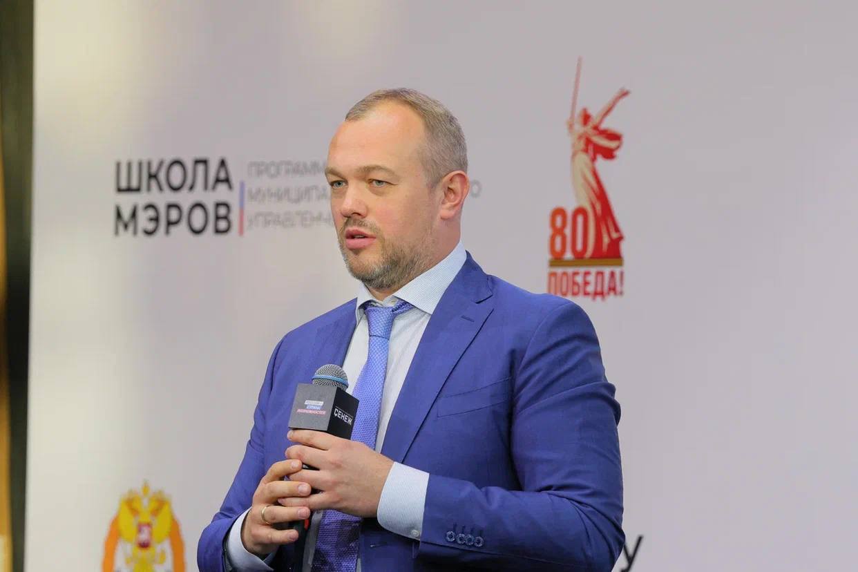 Участникам заключительного  модуля образовательного проекта «Школа мэров»  вручили дипломы.