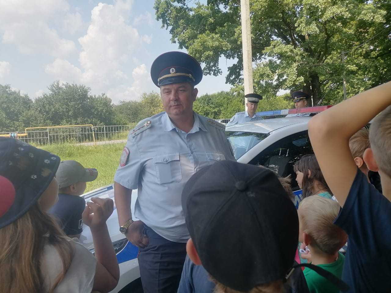 Чернянские полицейские побывали в гостях у воспитанников летнего лагеря.