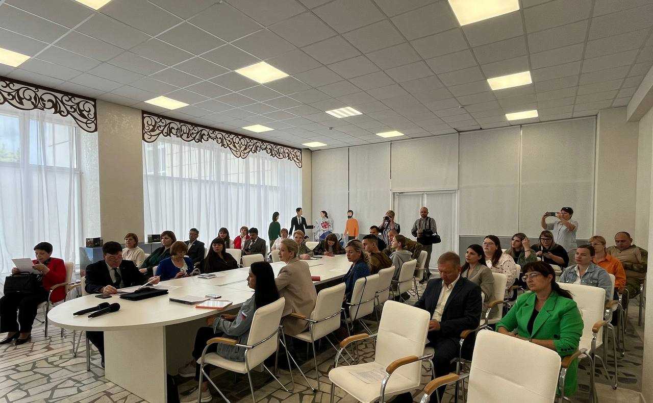 26 июня 2025 года по инициативе Ассоциации «Совет муниципальных образований Белгородской области» в поселке Прохоровка состоялся круглый стол «Эффективные муниципальные практики по патриотической работе: опыт, результаты».