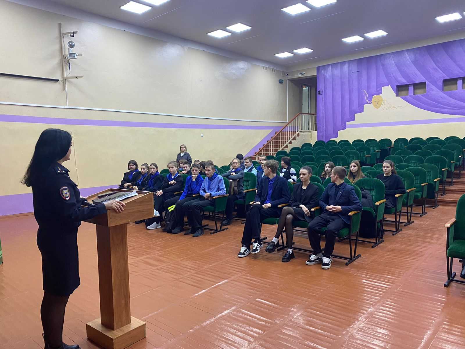 В Чернянском районе правоохранители провели уроки профориентации для школьников.