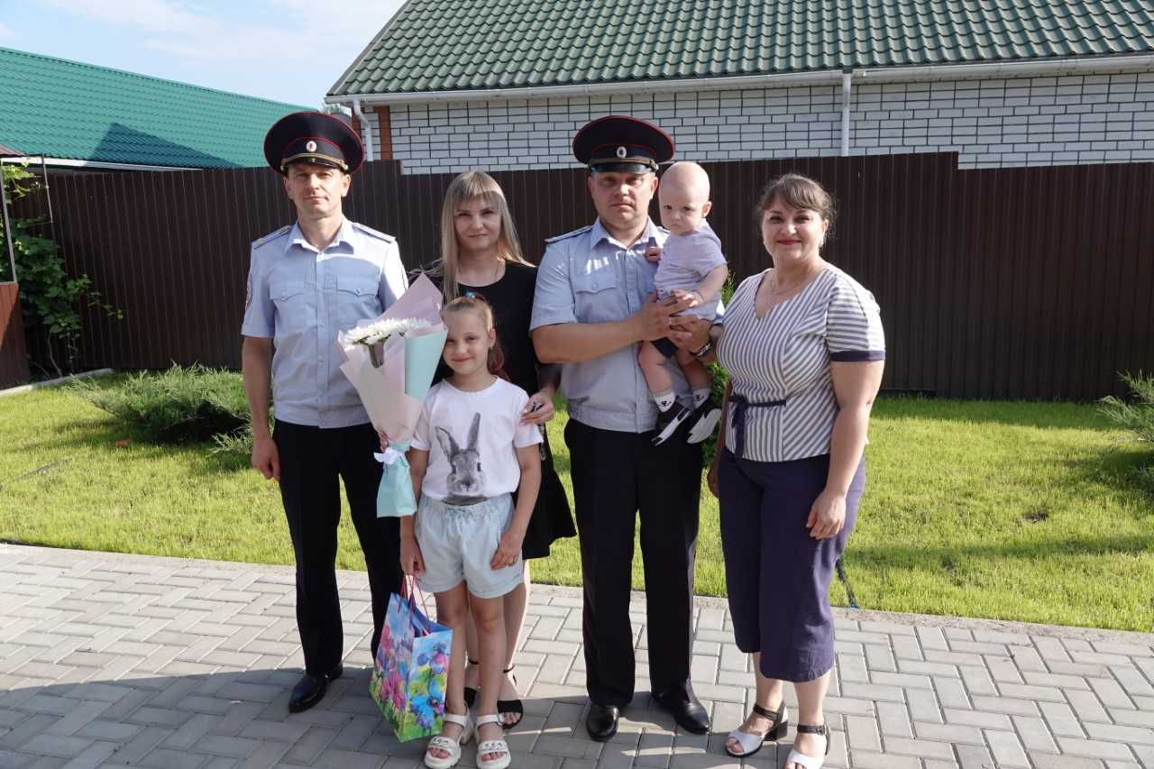 В преддверии празднования Дня семьи, любви и верности руководство ОМВД России по Чернянскому району чествовали семью Гнездиловых.