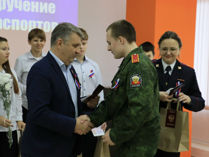 "Торжественное вручение паспортов в п. Чернка: Празднование Дня Конституции РФ".