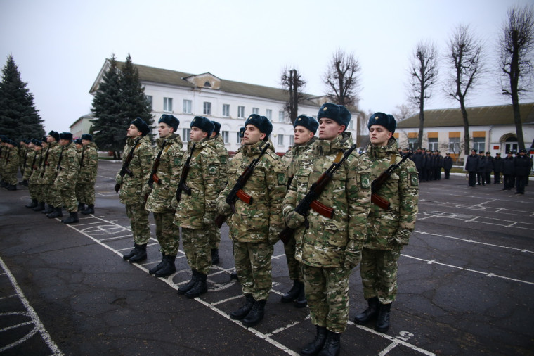 Командиры воинских частей и начальники госпиталей вправе удостоверять подписи военнослужащих на заявлениях об установлении отцовства, о заключении и расторжении брака.