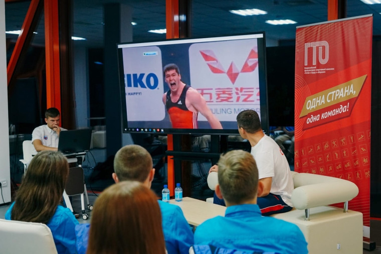 Посол ВФСК «ГТО» (Готов к труду и обороне) Артём Иванов дал мастер-класс артековцам. Посол ВФСК «ГТО» (Готов к труду и обороне) Артём Иванов дал мастер-класс артековцам.