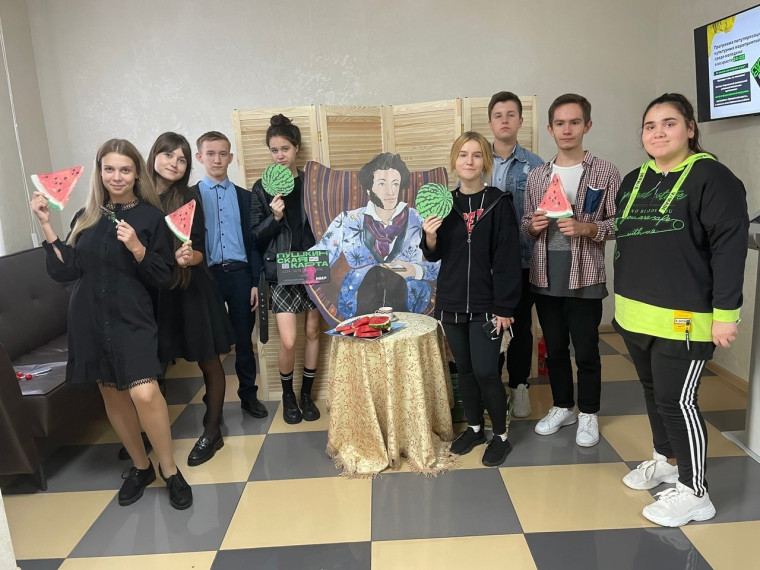 В рамках программы «Пушкинская карта», в центральной районной библиотеке учащиеся школ поселка совершили полосатый рейс «Арбузное ассорти». В рамках программы «Пушкинская карта», в центральной районной библиотеке учащиеся школ поселка совершили полосатый рейс «Арбузное ассорти».