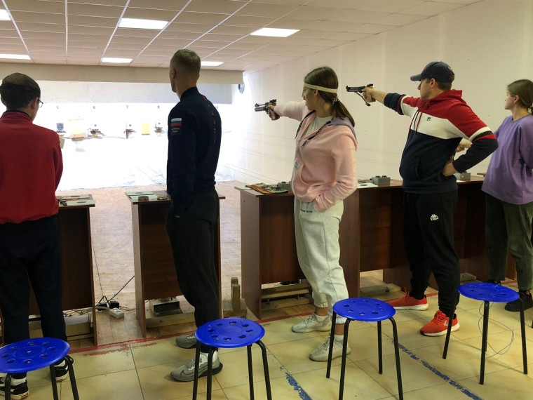 1 октября в Белгороде прошла областная спартакиада среди сборных команд муниципальных образований и городских округов Белгородской области в 2022 году под девизом "За физическое и нравственное здоровье нации" по пулевой стрельбе.