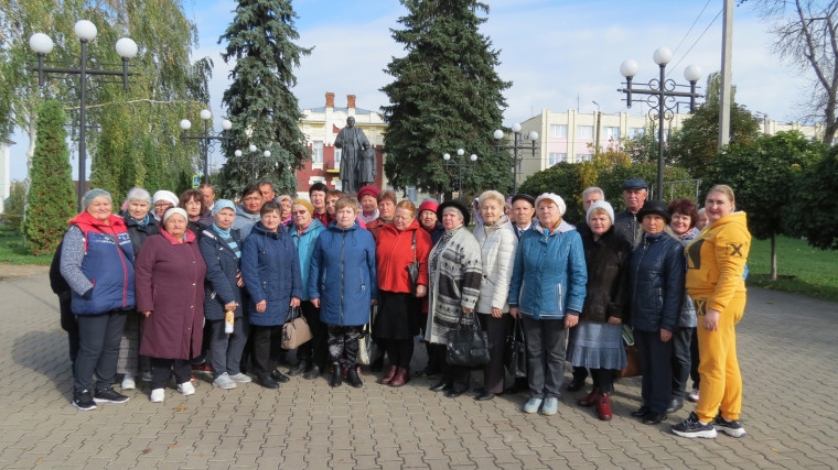 В рамках областного проекта «К соседям в гости» группа активных пенсионеров Старооскольского городского округа совершила увлекательное путешествие, в ходе которого познакомилась с достопримечательностями Чернянского района. В рамках областного проекта «К соседям в гости» группа активных пенсионеров Старооскольского городского округа совершила увлекательное путешествие, в ходе которого познакомилась с достопримечательностями Чернянского района.