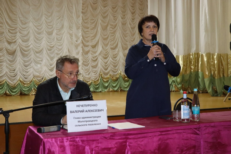 Глава Чернянского района провела выездной прием граждан, в ходе которого встретилась с жителями Малотроицкого сельского поселения.