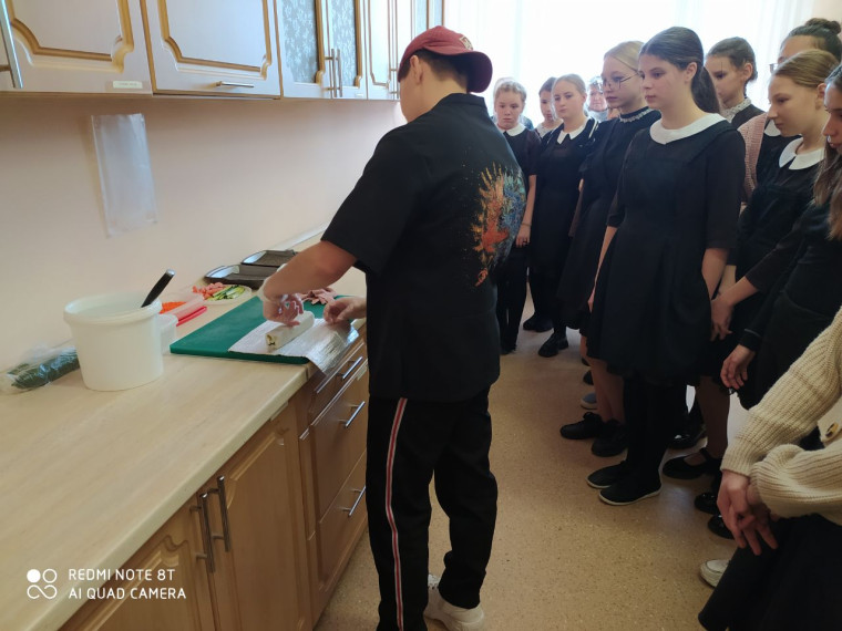 15 и 16 ноября 2022 года в школах п.Чернянка прошли мастер-классы по изготовлению роллов.