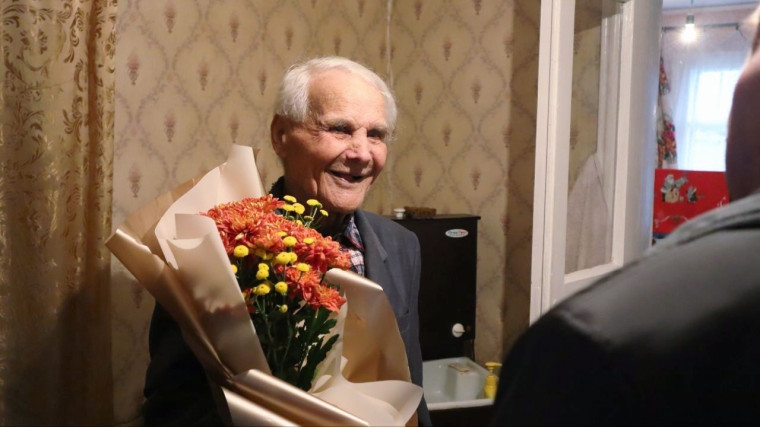 Глава Чернянкого района поздравила ветерана с его 98-летием. Глава Чернянкого района поздравила ветерана с его 98-летием.