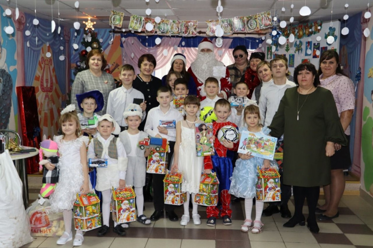 Сегодня глава поздравила с наступающим Новым годом детей в Центре социальной помощи семье и детям. Сегодня глава поздравила с наступающим Новым годом детей в Центре социальной помощи семье и детям.
