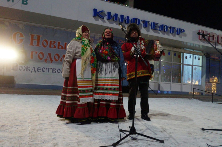 В светлый праздник Рождества Христова на Центральной площади дарили поздравления творческие коллективы и солисты Огибнянского, Ольшанского и Кочегуренского ЦСДК.