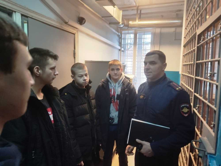Сегодня в рамках ежегодной общероссийской акции «Студенческий десант» в актовом зале ОМВД России по Чернянскому району прошла встреча правоохранителей и студентов.