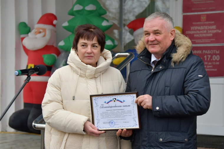 В нашем поселке прошло знаменательное событие по случаю вручения автомобиля Газель от фонда "Поколения" Комплексному центру социального обследования населения Чернянского района.