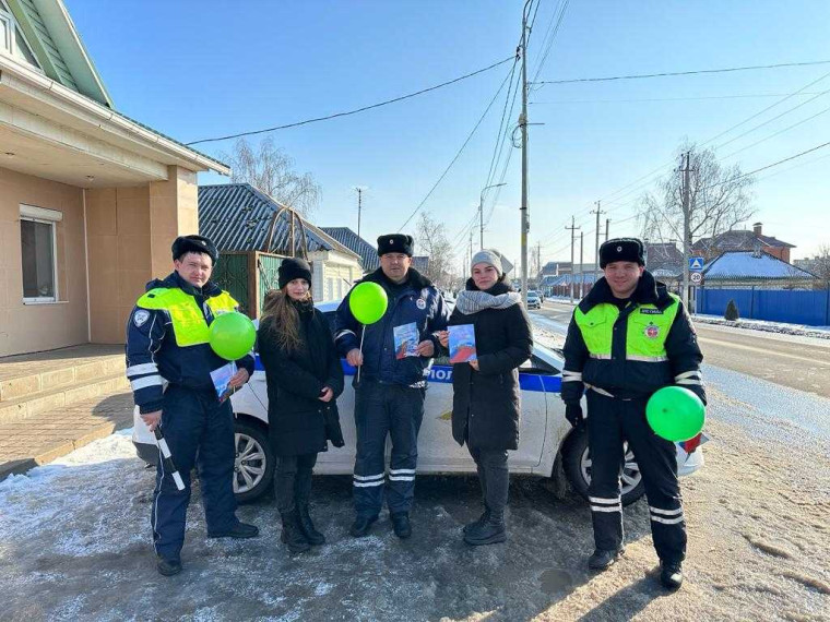 В преддверии Дня Защитников Отечества Госавтоинспекторы при участии молодежного волонтерского движения Чернянского района поздравили участников дорожного движения с предстоящим праздником.