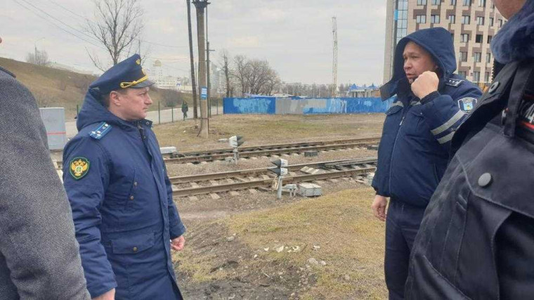 Белгородской транспортной прокуратурой проведены профилактические мероприятия по вопросам безопасности дорожного движения на железнодорожных переездах.