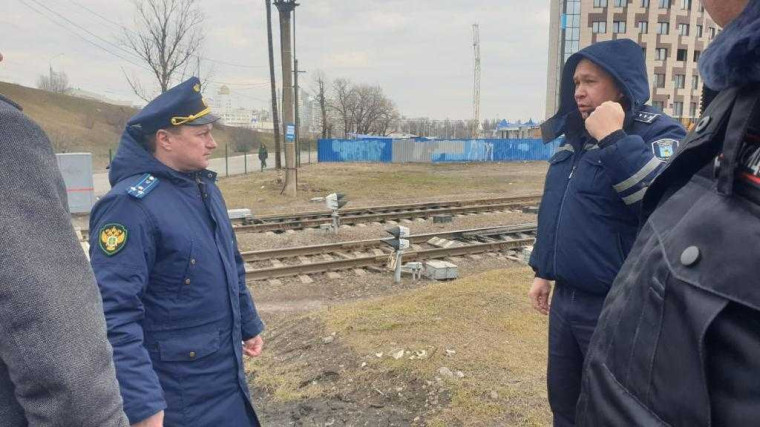 Белгородской транспортной прокуратурой проведены профилактические мероприятия по вопросам безопасности дорожного движения на железнодорожных переездах. Белгородской транспортной прокуратурой проведены профилактические мероприятия по вопросам безопасности дорожного движения на железнодорожных переездах.