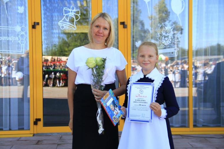 1 сентября 2022 года в торжественной обстановке были награждены победители детского регионального конкурса рисунков "Семья - мое богатство".