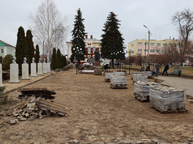 В Чернянке более чем наполовину выполнено благоустройство сквера у памятника «Скорбящая мать»..