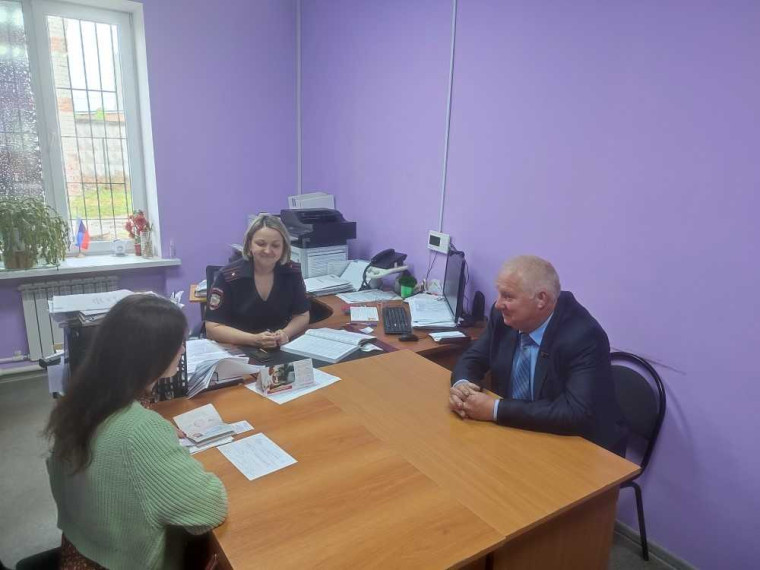 Член Общественного совета при ОМВД России по Чернянскому району посетил территориальный отдел полиции.