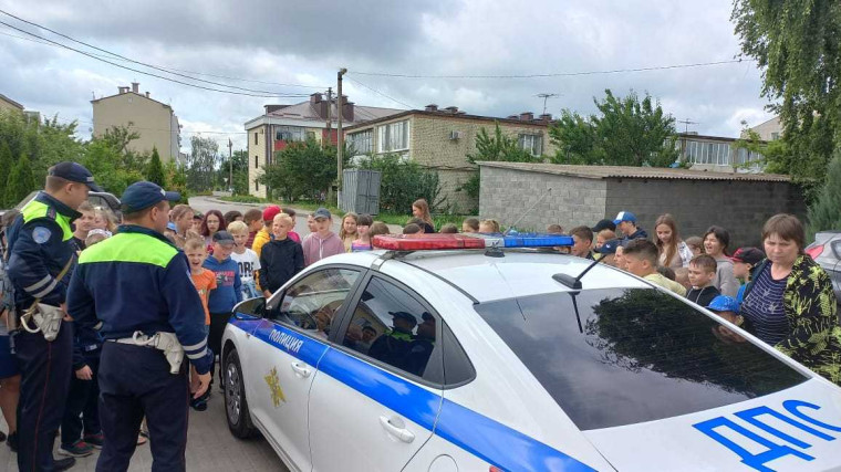 Чернянские правоохранители проводят в детских оздоровительных лагерях занятия по дорожной безопасности.