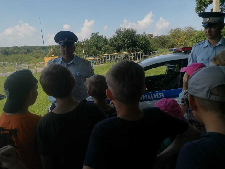 Чернянские полицейские побывали в гостях у воспитанников летнего лагеря.