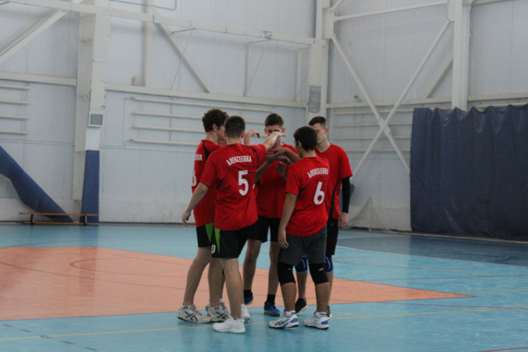 В Чернянском ФОКе прошел Открытый турнир Чернянского района по волейболу.