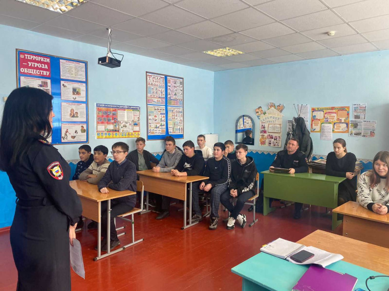 В Чернянском районе правоохранители провели уроки профориентации для школьников.