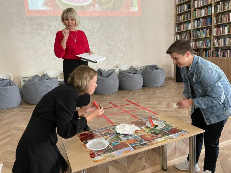 В рамках программы «Пушкинская карта», в центральной районной библиотеке учащиеся школ поселка совершили полосатый рейс «Арбузное ассорти».