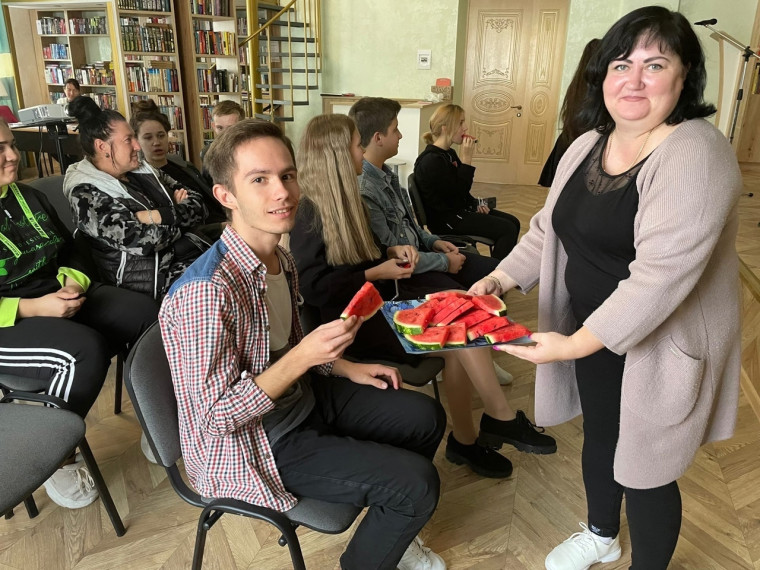 В рамках программы «Пушкинская карта», в центральной районной библиотеке учащиеся школ поселка совершили полосатый рейс «Арбузное ассорти».