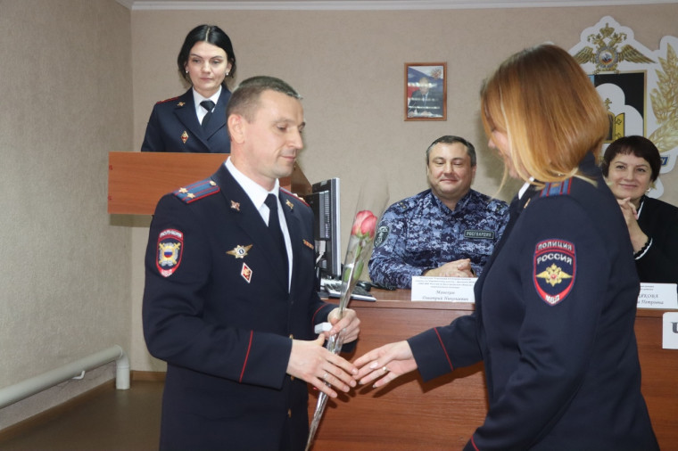 Татьяна Петровна поздравила сотрудников и ветеранов органов внутренних дел с профессиональным праздником.