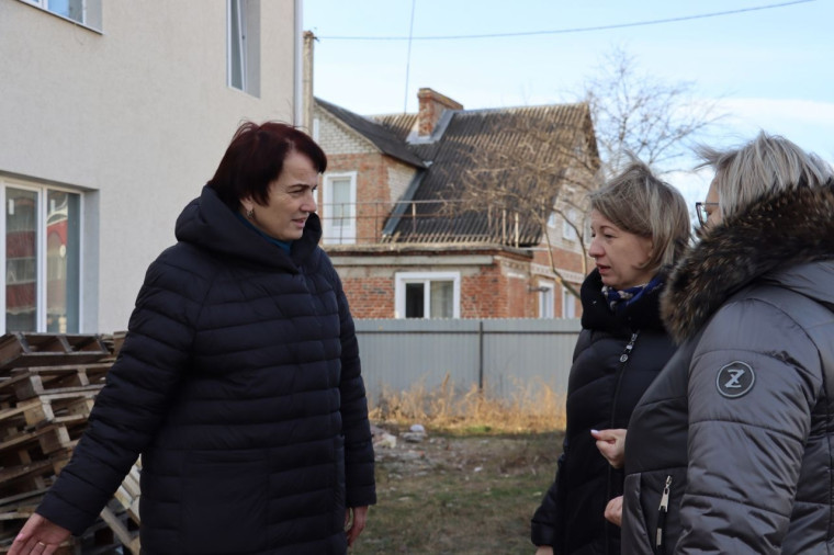 Глава муниципалитета проверила как по улице Пионерская в поселке Чернянка проходят работы в общежитии в рамках капитального ремонта.