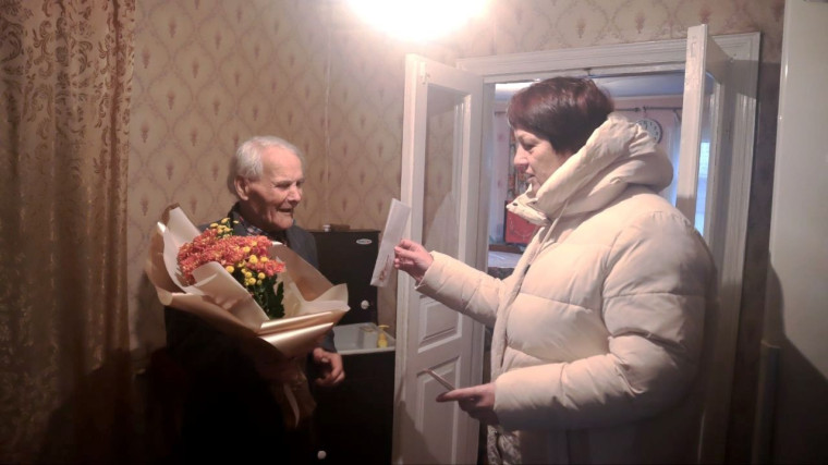 Сегодня глава приехала поздравить ветерана Великой Отечественной войны Овчарова Ивана Винидиктовича с его 98-летием.