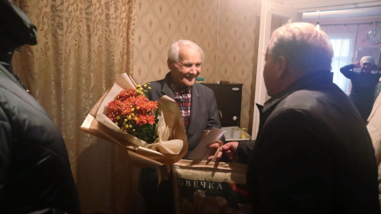 Глава Чернянкого района поздравила ветерана с его 98-летием.