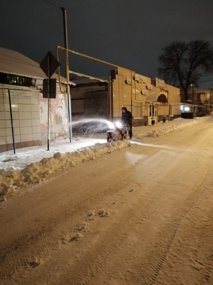 В посёлке в круглосуточном режиме работают сотрудники благоустройства по уборке снега.