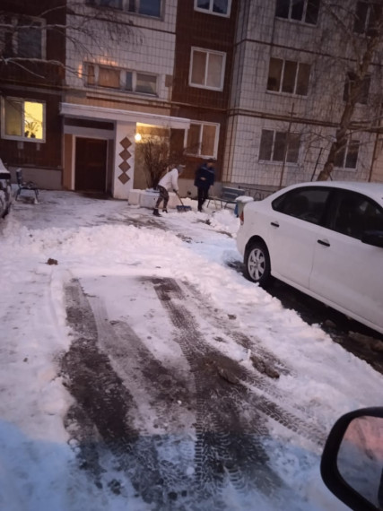 В посёлке в круглосуточном режиме работают сотрудники благоустройства по уборке снега.
