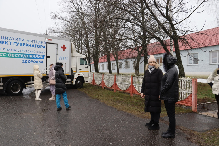 С понедельника в районе работает «Поезд здоровья», сегодня Татьяна Петровна приехала в село Волотово, чтобы посмотреть как работает мобильный медицинский комплекс.