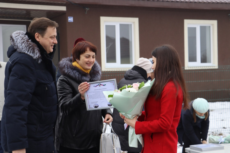 Татьяна Петровна совместно с Заместителем губернатора Белгородской области вручили ключи от новых благоустроенных домов для детей - сирот и детей, оставшихся без родительского попечения.