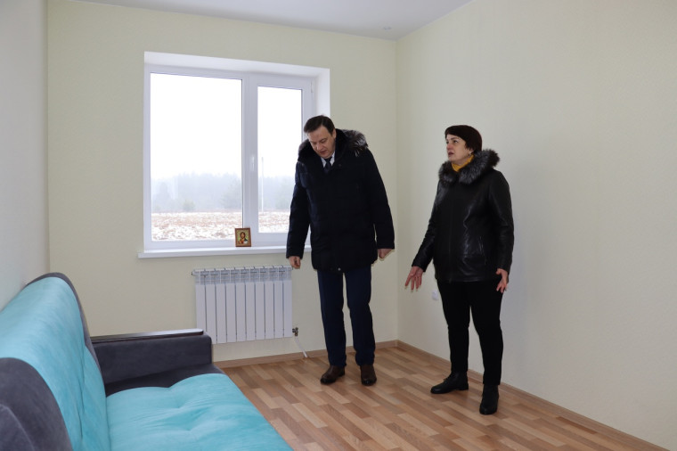 Татьяна Петровна совместно с Заместителем губернатора Белгородской области вручили ключи от новых благоустроенных домов для детей - сирот и детей, оставшихся без родительского попечения.