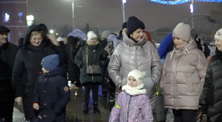 В центре посёлка прошел парад Дедов Морозов и Снегурочек, во время которого прошло торжественное открытие главной ёлки нашего района.