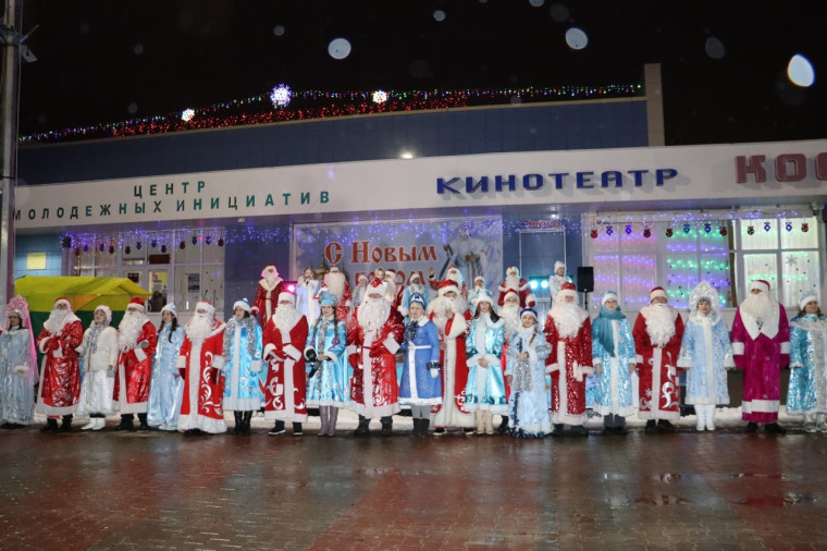 В центре посёлка прошел парад Дедов Морозов и Снегурочек, во время которого прошло торжественное открытие главной ёлки нашего района.