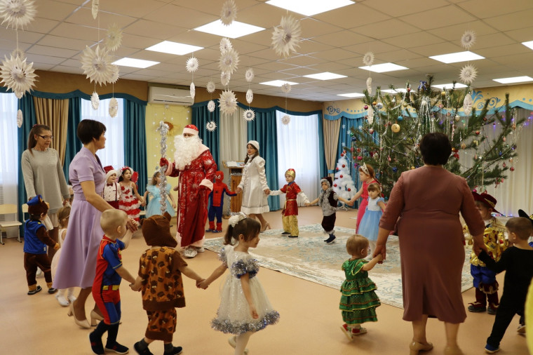 Сегодня глава посетила новогоднее представление для детей в обновленном детском саду в селе Орлик.