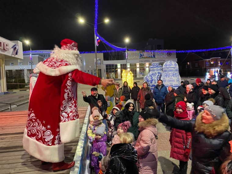 В новогоднюю ночь в центре посёлка прошла концертная программа «Путешествие в Новый год».